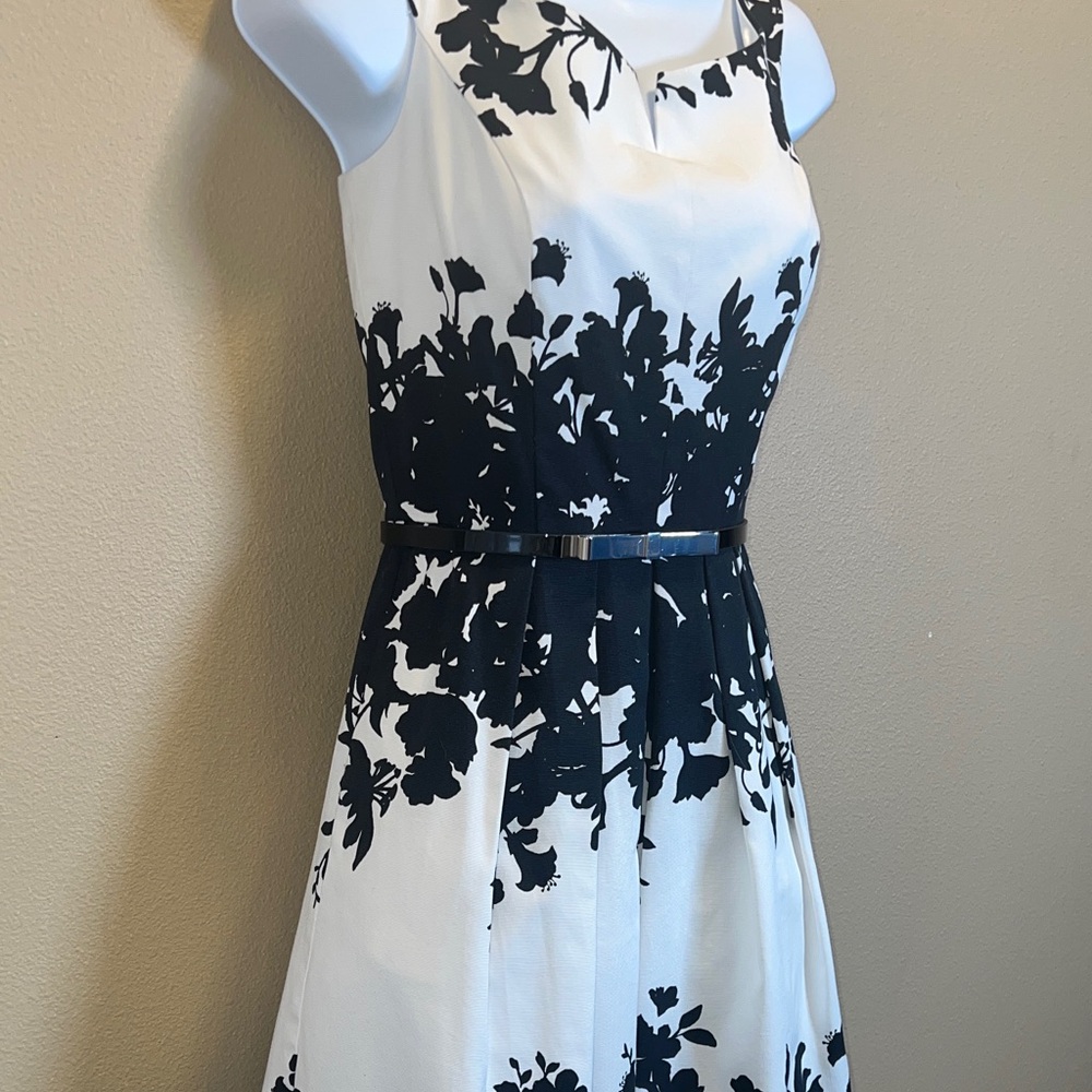 White House Black Market Floral Fit & Flare Mini Dress SZ 2 B&W Sleeveless - Picture 8 of 16